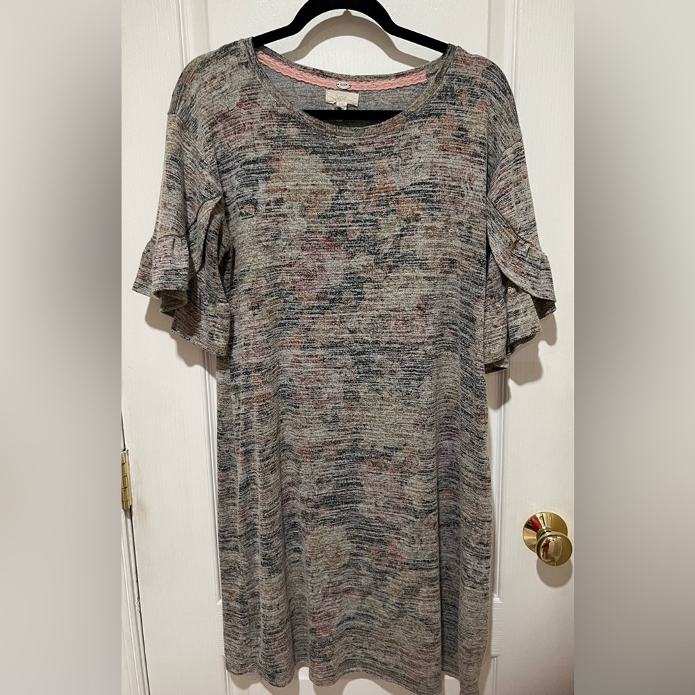 Cupio Dress Knee Length Gray Floral Ruffle Sleeve - Size Large.